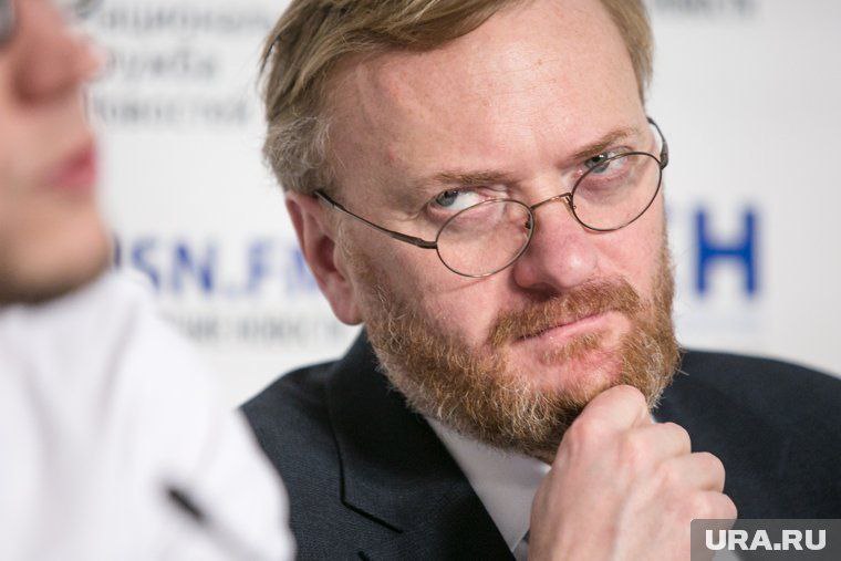 Депутат Госдумы Виталий Милонов предложил создать специализированный госбанк, в котором граждане смогут получать займы по низким ставкам в 2-3%.  В РФ есть как минимум два крупнейших банка с государственным капиталом: Сбер и ВТБ. И что? Много они накредитовали под такие проценты? В России граждане работают на банковскую систему, а не наоборот.   Riddle