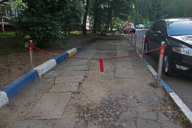 Жители многоквартирных домов не имеют права самостоятельно закреплять за собой места для парковки во дворах За самовольную установку ограждений грозит штраф от 5 тысяч рублей напомнил зампред комитета Госдумы по строительству и ЖКХ Сергей Колунов Единая Россия комментируя ситуации когда жильцы фиксируют для своих машин конкретные места рядом с домом