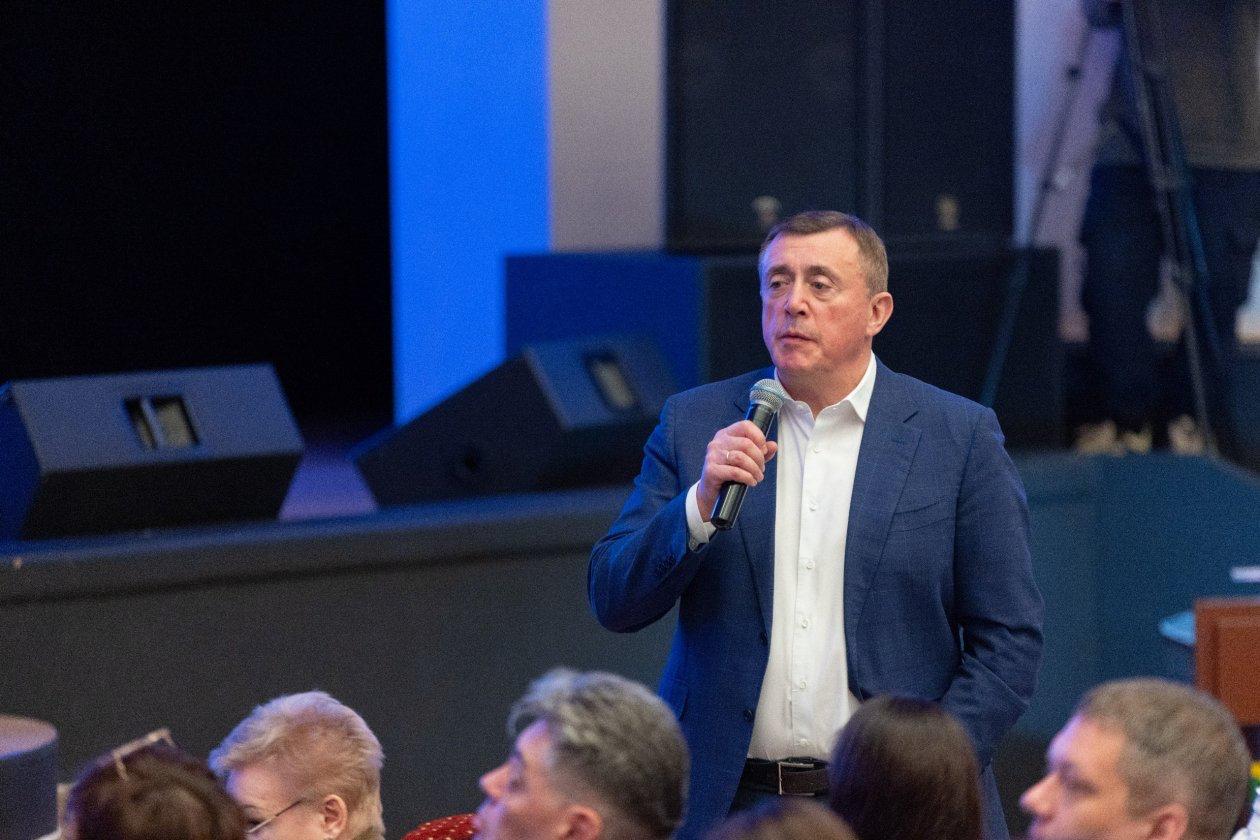 Муралы на домах и дороги что обсудили жители Холмского района с губернатором Валерий Лимаренко обсудил с жителями Холмского района планы развития территории Ключевой темой стали дороги участок от Холмска до Чехова планируется перевести на асфальтобетонное покрытие до 2030 года Проблемный отрезок до Чехова приведут в порядок ещё до начала масштабных работ Также затронули вопросы ЖКХ включая капремонт дома на улице Центральной 88 в селе Яблочном и развитие туризма Губернатор поддержал идею горожан создать в Холмске муралы монументальные росписи для улучшения облика города и пообещал организовать конкурс Подробнее о том что ждет Холмский район в материале Фото ПСО   SakhalinMedia в       подпишись 18