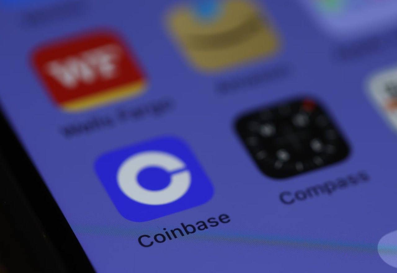 Coinbase подала заявку на листинг фьючерсов SOL и HBAR  Если CFTC одобрит, уже 18 февраля можно будет торговать регулируемыми деривативами на Solana и Hedera.