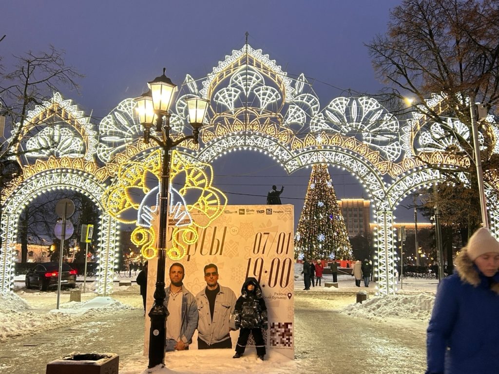 В новогодние праздники Рязанскую область посетило рекордное количество туристов В период новогодних праздничных дней туристско экскурсионный поток в Рязанскую область увеличился в два раза по сравнению с прошлым годом и составил свыше 300 тысяч человек Высокий интерес к региону во многом связан с проведением проекта Рязань Новогодняя столица 2026 Ключевыми центрами притяжений туристов стали Лыбедский бульвар где для жителей и гостей города были организованы работа ледового катка тематические площадки мастер классы и концерты а также Рязанская ВДНХ и пешеходная зона в исторической части города рядом с Рязанским кремлем Рязанским государственным цирком и ключевыми культурными объектами Рязанскую область в новогодние праздники посетили жители из разных регионов России в том числе Москвы и Московской области Липецка Воронежа Санкт Петербурга Краснодара Вологды и Саратова Выросло количество иностранцев приехавших в регион в туристических целях на конец 2025 года оно составило более 1900