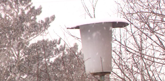 Ухудшение погоды ожидается в Забайкалье Оперативное предупреждение об ухудшении погодных условий 31 октября и 1 ноября по Забайкальскому краю ожидаются осадки в виде дождя и снега порывы ветра до 15 20 метров в секунду На дорогах образуется снежный накат гололедица Главное управление МЧС России по краю призывает жителей региона быть предельно осторожными При движении по дорогам необходимо соблюдать скоростной режим и правила дорожного движения Нужно также укрепить слабо закрепленные конструкции кровельное покрытие Не оставлять автомобили вблизи деревьев и зданий рекламных щитов