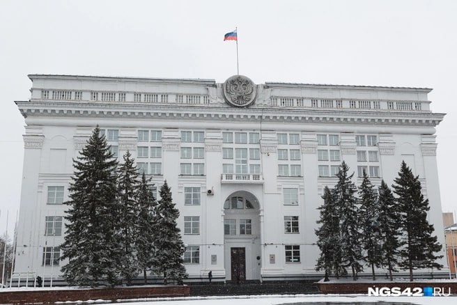 Госдолг Кузбасса вырос к лету 2025 года до 86,5 млрд рублей, светит ли региону банкротство? По данным ведомства, большую часть суммы регион должен федеральному бюджету. Ровно 13 млн рублей Кемеровская область брала в кредит у банков и еще почти 5 млн рублей составляет внешний госдолг. На опасение кузбассовцев представители министерства ответили в комментариях под публикациями губернатора региона. Сотрудники уверяют, что перспектив разориться у области нет, хоть казна и переживает «не лучшие времена». ⏹ Подписаться Прислать новость