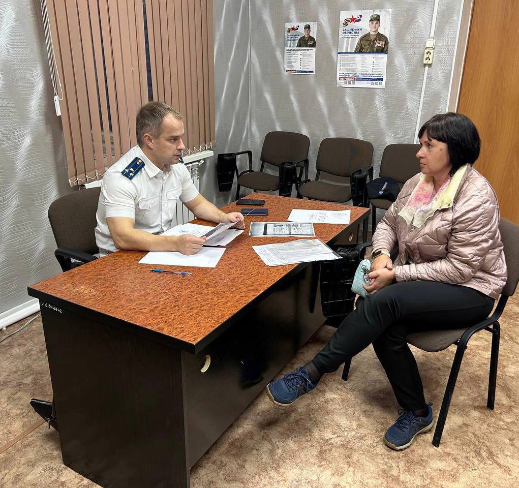 Прокурор Березовского района Роман Жуков совместно с представителем Фонда «Защитники Отечества» провел личный прием членов семей участников СВО. Руководителем надзорного ведомства каждому обратившемуся на прием даны разъяснения действующего законодательства. По поступившим обращениям организованы проверки.
