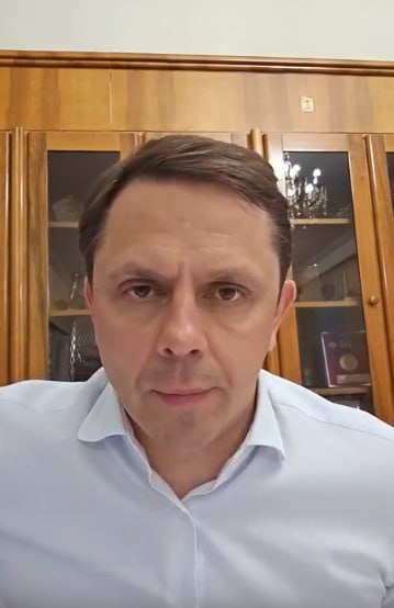 С подрядчиком, который строит орловский аэропорт, расторгнут контракт. Об этом сообщил губернатор сегодня во время прямого эфира в соцсетях. Андрей Клычков сказал, что сегодня подписаны документы о расторжении контракта в одностороннем порядке. Завтра на утро назначено совещание со всеми исполнителями, все материалы передают в правоохранительные органы. В среду в регионе начнут отключать отопление там, где оно было . Со среды синоптики обещают потепление. "Сегодня, действительно, холодно. Вот у меня на работе нет отопления, я, честно говоря, немножко подмерз сегодня. Но тепло придет." Еще губернатор сказал всем искреннее огромное спасибо за празднование 9 мая. И тем, кто организовал, и тем, кто обеспечивал безопасность, и тем, кто участвовал. "Я рад тому, что в Центральном Федеральном Округе самый большой "Бессмертный Полк, чуть мене 40 тысяч человек, вышли на улицы Орла с портретами своих родных и близких, прадедов, дедов. Прошло 80 лет и для каждого из нас это священная память."