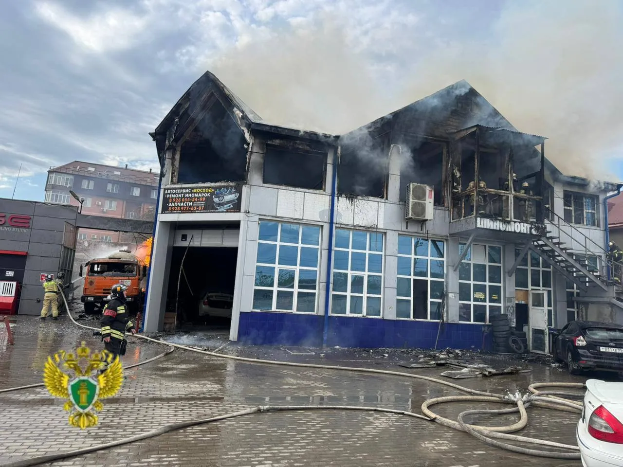 Прокуратурой Дагестана организована проверка в связи с возгоранием на автозаправочном комплексе в Каспийске По предварительным данным 7 мая 2026 года примерно в 15 30 произашло возгорание на автозаправочном комплексе расположенном на ул Гагарина г Каспийск На место происшествия для координации действий экстренных служб выехали работники прокуратуры г Каспийска В ходе надзорных мероприятий будут установлены причины и обстоятельства произошедшего дана оценка соблюдению требований законодательства о промышленной и пожарной безопасности на объекте По итогам проверки будет рассмотрен вопрос о внесении актов прокурорского реагирования