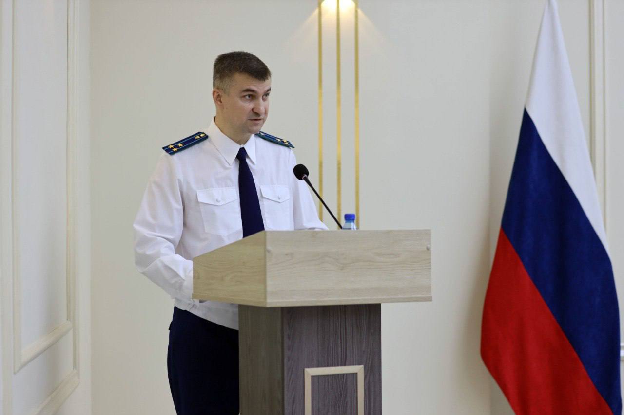 Начальник управления Генпрокуратуры России по ДФО Андрей Мондохонов принял участие в подведении итогов работы прокуратуры Забайкальского края за первое полугодие 2025 года  Открывая оперативное совещание, Андрей Мондохонов отметил, что прокуратурой региона во взаимодействии с органами власти и правоохранительными ведомствами проводится значительная работа по обеспечению законности и правопорядка в Забайкалье, решению проблем в реализации прав граждан, в том числе, поднятых в рамках приема граждан и предпринимателей Генеральным прокурором Российской Федерации Игорем Красновым.  В докладах работников прокуратуры края прозвучало, что в ходе реализации правозащитной функции выявлено и пресечено свыше 28 тысяч нарушений закона. По инициативе прокуратуры приняты законопроекты, направленные на профилактику правонарушений, охрану здоровья, установление дополнительных гарантий участникам спецоперации. Восстановлены права 20 семей участников СВО и 30 несовершеннолетних на получение выплат, лекарственных средств и ТСР.   Удалось добиться сокращения сроков расселения 5 многоквартирных домов, внеочередного предоставления 13 гражданам квартир, выплаты возмещений на сумму 5 млн рублей, признания 7 домов аварийными, определения и уточнения сроков расселения еще 54 домов, активизации работы по сносу 19 расселенных объектов. В сфере бюджетного законодательства по материалам прокурорских проверок возбуждено 11 уголовных дел. Обеспечен ввод в эксплуатацию 8 объектов социального назначения.  В ходе обсуждения Андрей Мондохонов обозначил ряд направлений деятельности, на которых в приоритетном порядке должны быть сосредоточены усилия органов региональной власти и надзирающих прокуроров. Это сохраняющаяся задолженность по оплате труда в размере свыше 46 млн рублей, многочисленные факты длительного неполучения льготных лекарств, срывы и отставания от сроков строительства ряда объектов, высокий уровень износа коммунальной инфраструктуры.  Повышенного надзорного внимания требует реализация мероприятий федерального проекта «Чистый воздух» в г. Чита по газификации частного жилого сектора, а также по защите лесов и населенных пунктов от лесных пожаров.  Эти и другие задачи отражены в решении совещания, исполнение которого поставлено на контроль в Генпрокуратуре России.