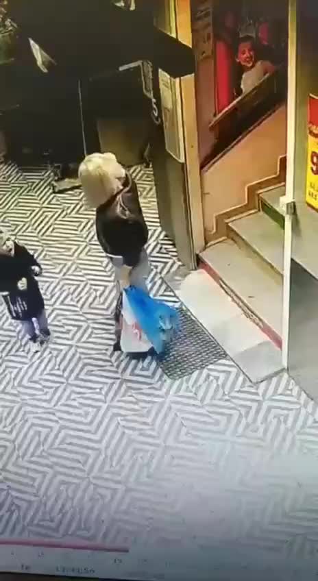 Избиение женщины в Подольске: полиция ищет нападавшего