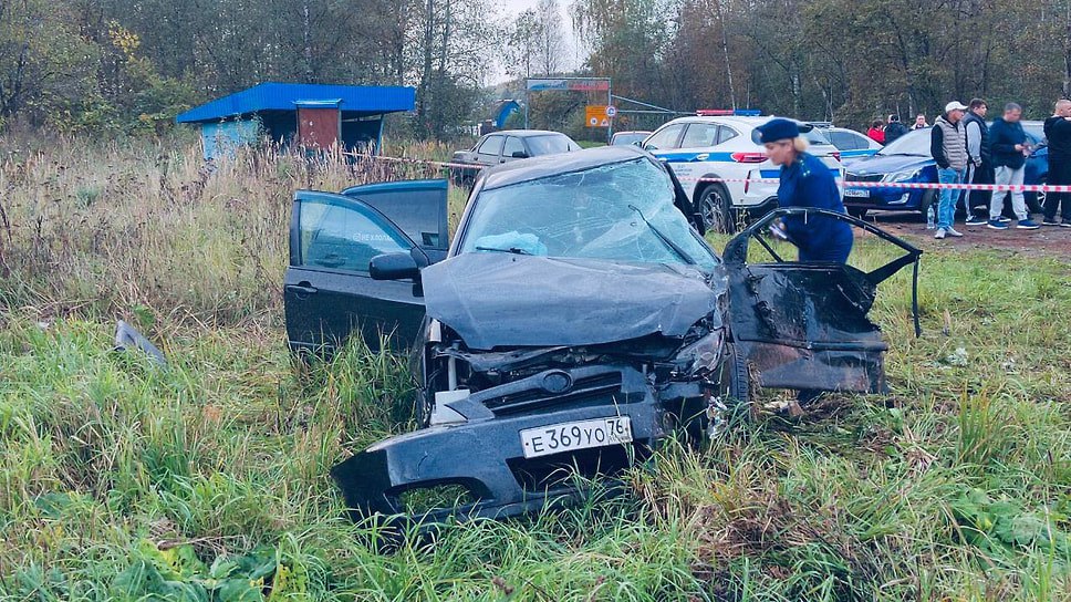 На 6 м километре трассы Тутаев Шопша в Тутаевском районе столкнулись Toyota Corolla и Renault Logan Погибли два человека в том числе несовершеннолетний 2008 года рождения Пять человек получили травмы среди них четверо несовершеннолетних По данным прокуратуры водитель Toyota не уступил дорогу Renault Обстоятельства аварии выясняют проверку ведет межрайонная прокуратура Фото Прокуратура Ярославской области Еще больше новостей в Telegram канале Ъ Ярославль