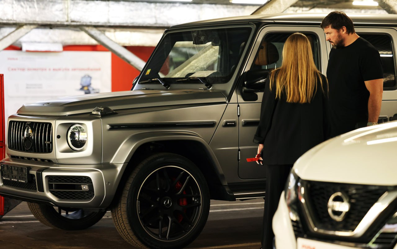 Самые честные мечты россиян свое жилье машина и никакого начальника Опрошенные честно назвали свои самые сокровенные желания Почти треть респондентов грезит о собственной недвижимости а каждый седьмой видит себя счастливым обладателем нового автомобиля пишет РИА Новости Видимо взрослая жизнь это когда твоя самая смелая фантазия звучит как оформить страховку КАСКО Но настоящую симпатию вызвала скромная мечта 5 респондентов которые загадали не материальные блага а священное право просто не работать А о чем мечтаете вы Делитесь в комментариях   Подпишитесь на Абзац TG VK Дзен MAX Rutube