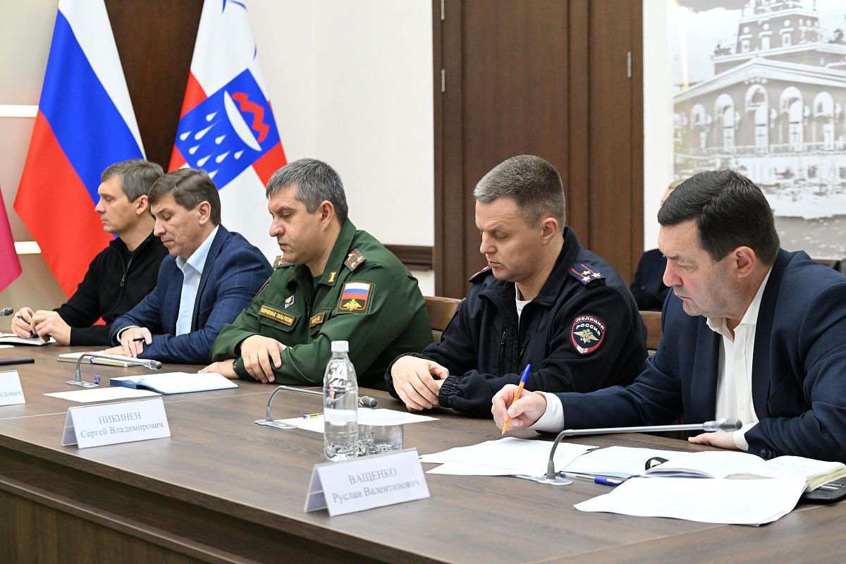 Глава Сочи Андрей Прошунин провел совещание по вопросам поддержки участников СВО В совещании приняли участие представители военного комиссариата и УВД по городу Сочи Главной темой стало информирование граждан о возможности пройти военную службу по контракту и связанных с этим льготах Глава Сочи Андрей Прошунин По решению губернатора Вениамина Ивановича Кондратьева до 30 ноября продлена единовременная выплата 3 миллиона рублей для жителей заключивших контракт в Краснодарском крае Из них 500 тысяч это муниципальная выплата Участники специальной военной операции также получают целый комплекс мер поддержки как федерального так и регионального и муниципального уровня Ветераны боевых действий согласно федеральному законодательству имеют первоочередное право приобретения земли для садоводства или огородничества в аренду без проведения торгов Ветеранам СВО из Сочи уже предоставлено 127 таких участков в аренду По линии Координационного совета мы назначаем куратора каждой семье сочинского бойца для оперативной связи и информирования Также участникам СВО и членам их семей проживающим в городе за время работы совета оказана материальная помощь на сумму почти 95 миллионов рублей В целом в Сочи действуют 12 муниципальных мер поддержки за счет бюджетных средств и в рамках социального партнерства Семьям бойцов в Сочи предоставляется в том числе бесплатное двухразовое горячее питание школьников проезд в общественном транспорте возможность безвозмездно посещать занятия в кружках и секциях выплаты по случаю рождения ребенка Заседания Координационного совета проводятся на постоянной основе Обратиться можно по адресу ул Советская 26 вход слева от центральной лестницы под кедрами с 9 00 до 18 00 понедельник четверг с 9 00 до 17 00 пятница Телефон 8 918 132 13 60 Мы в МАХ