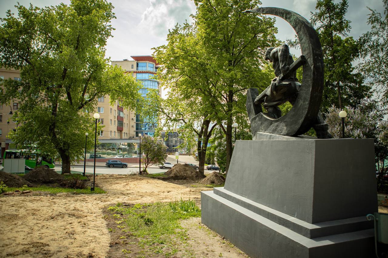 Более 51 тысячи курян проголосовали за территорию для благоустройства И. о. главы города Сергей Котляров напомнил, что Всероссийское онлайн-голосование за объекты благоустройства по федеральному проекту «Формирование комфортной городской среды» нацпроекта «Инфраструктура для жизни» стартовало 21 апреля. Сейчас проходят работы по благоустройству трёх общественных пространств: сквер «Спутник», сквер на улице Гагарина и территория около ТЦ «Куряночка». Уже более 51 тысячи курян выбрали территорию, которую хотят видеть преображенной в следующем году. На обсуждении три объекта: Стрелецкое озеро, сквер «Пеликан» и зона отдыха на улице Союзной — от магазина «Полет» до электромеханического техникума. — Мы вместе с горожанами решаем, как будет выглядеть наш город в будущем, — сказал Сергей Александрович. Фото из архива «ГИ».