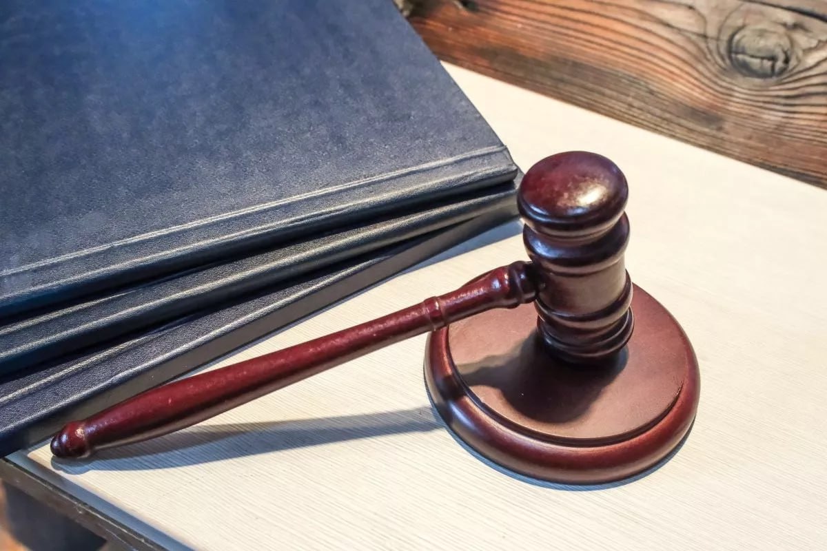 Cудья выносила приговоры во время отдыха в Сочи Тамбовская судья Елена выносила приговоры из санатория в Сочи используя видеосвязь Фон с пальмами и морем выдал её Она успела рассмотреть 10 дел включая раздел имущества и долгов Все решения аннулированы ей грозит до 4 лет колонии за неправосудные акты Кубанские Новости Мы в MAX