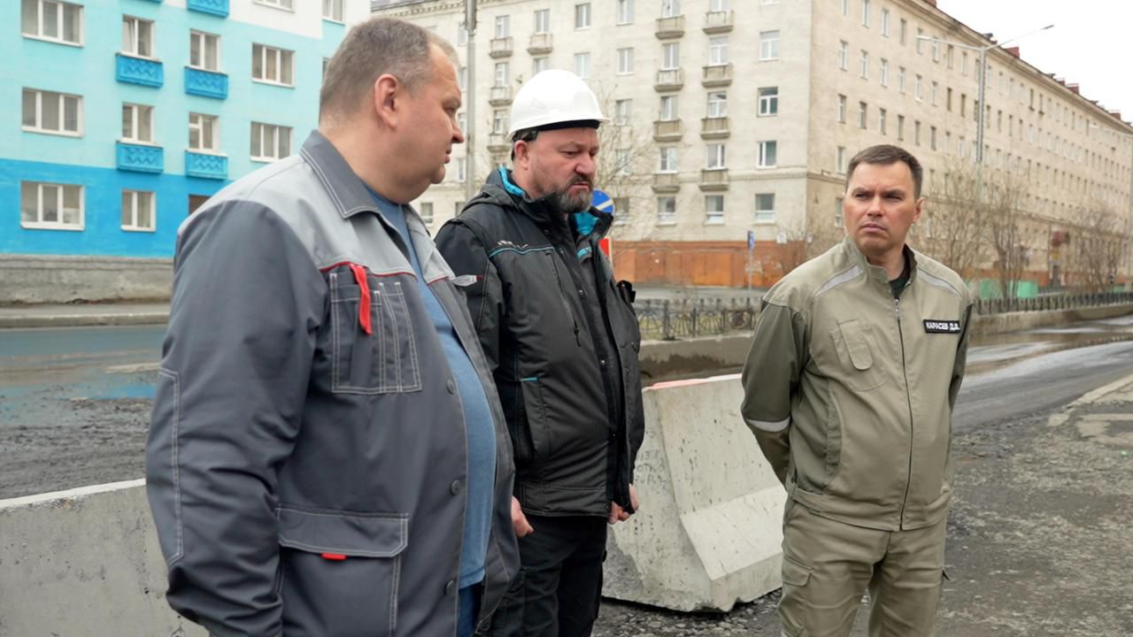  Глава Норильска проверил, как идёт подготовка к летним ремонтам в Центральном районе Дмитрий Карасев осмотрел дома на ул. Севастопольской, 1 и 2, Нансена, 24 и 94, Кирова, 13, и на Ленинском проспекте, 10,12. Ремонт фасадов здесь начался в прошлом году, на Кирова, 13, подрядчик обещает завершить работы в августе. Также на завершающей стадии находятся ремонты на ул. Пушкина, 12, и ул. Комсомольской, 22. Подробности читайте на нашем сайте. #зпнорильск #заполярнаяправда #газетанорильск #норильск #талнах #кайеркан #оганер #новостинорильска ВКонтакте Telegram
