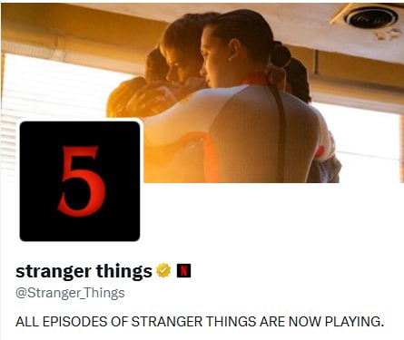 Фанаты Очень странных дел обвалили сайт Netflix в ожидании таинственного бонусного эпизода Неудовлетворенные слабым финалом культового сериала поклонники строили конспирологические теории о том что на последней двухчасовой серии которую даже показали в кинотеатрах шоу не закончилось По их версии ночью с 7 на 8 января должен был выйти еще один эпизод который бы все объяснил У этой теории на Reddit и в Tik Tok даже появилось название Conformity Gate Фанаты основывались на незначительных деталях которые показались им странными намеками Согласно теории относительно счастливая концовка это на самом деле иллюзия Векны который все таки выиграл финальную битву В условленную даты зрители стали массово заходить на платформу В итоге Netflix перестал открываться А на официальной странице сериала в соцсетях появилось сообщение капслоком ВСЕ ЭПИЗОДЫ ОЧЕНЬ СТРАННЫХ ДЕЛ УЖЕ ВЫШЛИ Это не первый раз когда разочарованные поклонники готовы поверить в наличие бонусного эпизода лишь бы не принимать вялый финал так например было с Шерлоком от BBC в 2017 году Подписывайтесь на BFM И в MAX