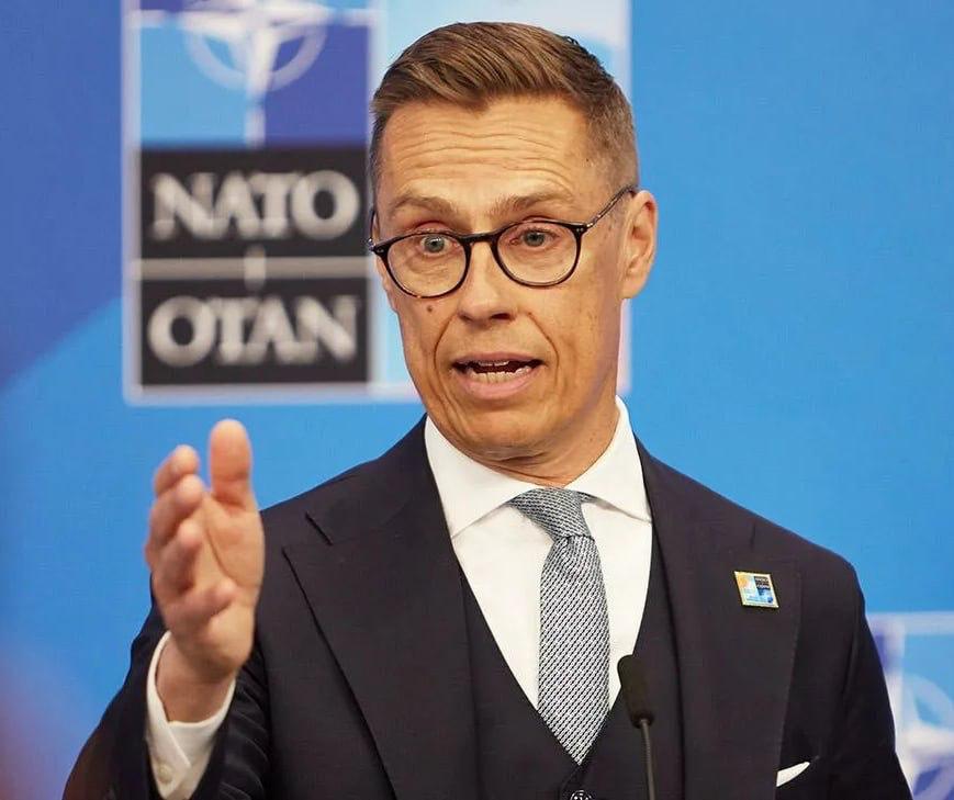 ЕС может назначить своего спецпредставителя для переговоров с Москвой по Украине сообщает Politico Четыре дипломата рассказали изданию что на эту роль рассматривали главу Финляндии Стубба Причина его страна граничит с Россией а с Трампом он наладил дружеские отношения во время игры в гольф Ранее Politico писала что идея Макрона и Мелони о начале прямых переговоров с РФ пользуется всё большей поддержкой в Европе Подписаться на RT ТГ Зеркало MAX