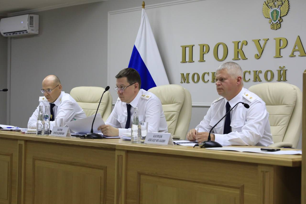 В прокуратуре Московской области подведены итоги работы за первое полугодие 2025года   В прокуратуре Московской области под председательством прокурора области Сергея Забатурина состоялось оперативное совещание по подведению итогов работы за первое полугодие2025 года.  В совещании приняли участие руководящий состав аппарата прокуратуры области, городские ирайонные, специализированные прокуроры области.  Открывая заседание, Сергей Забатурин отметил,что первостепенное внимание по-прежнему уделялось соблюдению прав и свобод человека и гражданина, особенно социально уязвимой категории граждан, участников СВО и членов их семей, в том числе в трудовой и жилищно-коммунальных сферах, укреплению законности при распоряжении государственной и муниципальной собственностью. Основные усилия органов прокуратуры были сконцентрированы на обеспечении фактического устранения нарушений закона и реальном восстановлении прав граждан.   Под пристальным вниманием прокуроров находятся вопросы соблюдения трудовых прав граждан, благодаря принятым мерам удалось погасить задолженность по зарплате в размере 509 млн рублей.  ⏺Принятые в рамках надзорного сопровождения 12 национальных проектов меры реагирования способствовали окончанию работ по строительству и капитальному ремонту 10 объектов социальной сферы - образования и здравоохранения, увеличению темпов строительства очистных сооружений.  ⏺Особое внимание уделялось исполнению законодательства о защите прав участников специальной военной операции и их родственников, предоставлению указанной категории граждан мер социальной поддержки. Разрешение каждого обращения участников СВО и членов их семей, поступившего в аппарат прокуратуры, находится на контроле прокурора области. Благодаря прокурорскому вмешательству в анализируемом периоде восстановлены права 27 участников СВО и членов их семей, им выплачены средства на сумму 7,1 млн рублей.    Подробнее на сайте прокуратуры Московской области