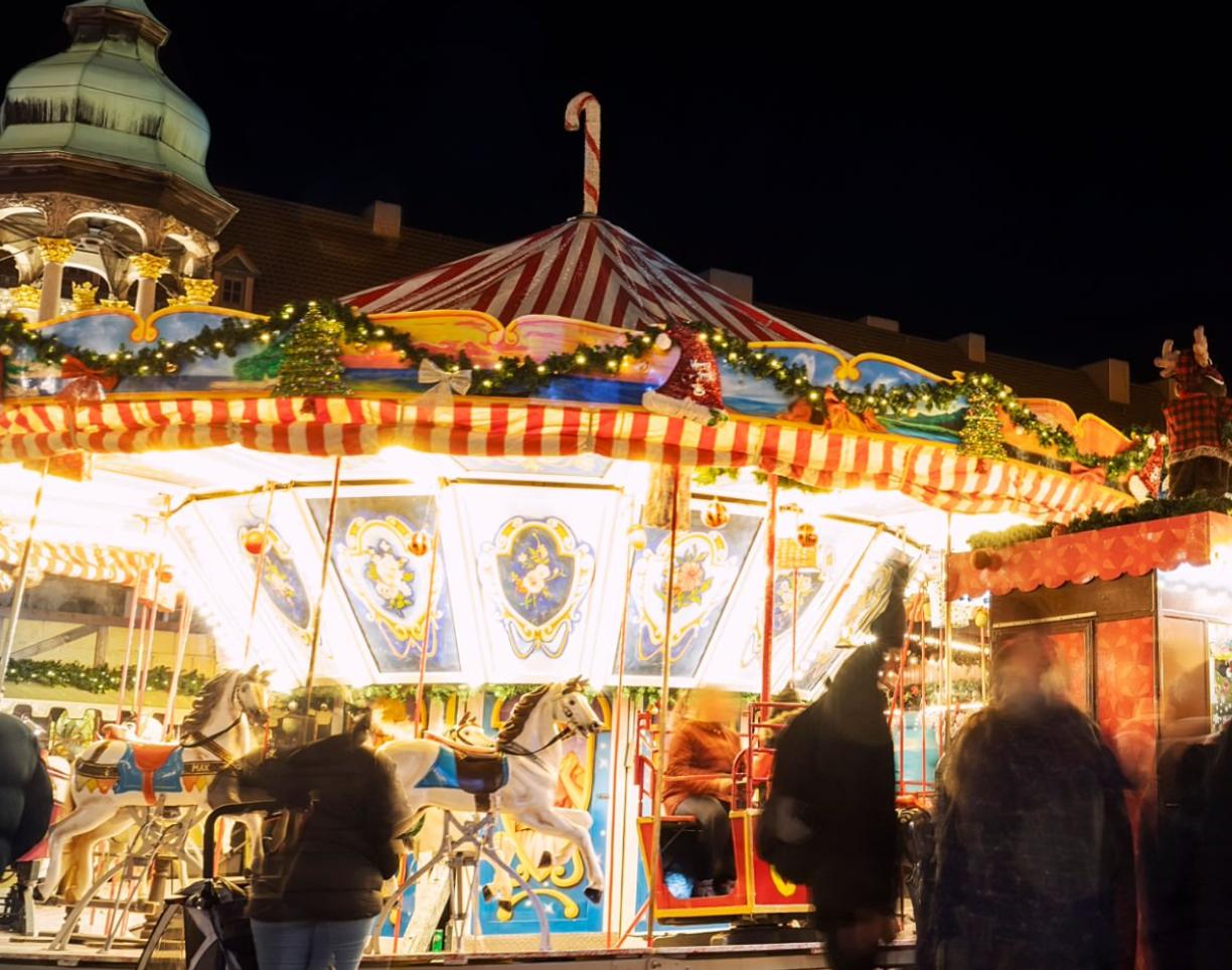 В Магдебурге запретили рождественскую ярмарку Это решение приняли власти земли Саксония Анхальт за две недели до открытия Причина угроза терактов По информации BILD это вызвало споры между мэрией и правительством земли и грозит перерасти в судебный процесс Запрет поступил на фоне суда над Талебом аль Абдулмохсеном психиатром из Саудовской Аравии который в декабре 2024 года въехал в толпу посетителей рождественской ярмарки в Магдебурге убив шесть человек и ранив 338 После трагедии власти усилили меры безопасности Теперь городские чиновники говорят что им навязывают функции которые должны выполнять полиция и спецслужбы Мэр Магдебурга Симоне Боррис направила премьеру земли открытое письмо с требованием пересмотра решения и даже не исключает подачи иска против правительства земли если запрет не будет снят Премьер министр Саксонии Анхальт Райнер Хазелофф назначил срочное совещание и пообещал лично заняться этим вопросом