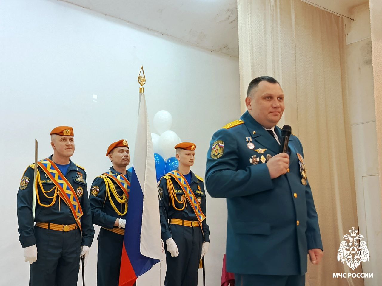 В Вологодском колледже права и технологии прошла церемония вручения аттестатов Сегодня свои дипломы об окончании учебного заведения получили ребята, закончившие обучение по специальности «Пожарная безопасность». Заместитель начальника Главного управления МЧС России по Вологодской области Валерий Желтышев поздравил выпускников с окончание учёбы. Многие из тех, кто получил сегодня свой диплом, не раз бывали в подразделениях Главного управления. И мы надеемся скоро встретиться с ними вновь уже как с действующими сотрудниками МЧС России. «В первую очередь мы предупреждаем, а уже потом, если случится беда, тушим пожары и спасаем людей», ― напомнил ребятам Валерий Желтышев.