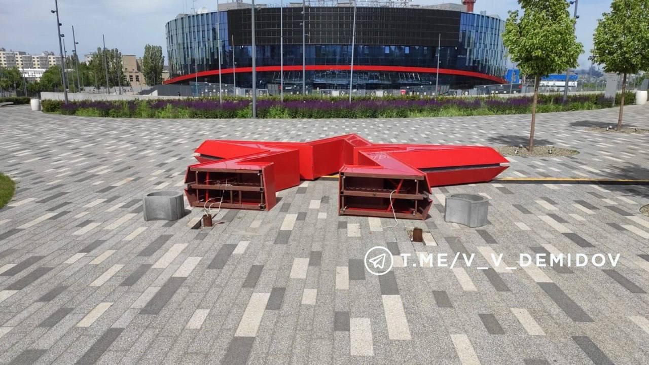 В областном центре сильный ветер валит деревья и арт-объекты. За вчера и сегодня зафиксировано пять случаев падения деревьев, пострадали также три инсталляции, рассказали в мэрии. «Раненое сердце» на Арбате, кит в парке Победы, а сегодня – «Звезда» у здания Белгород-арены – не выдержали стихии. На Князя Трубецкого упавшая ветка повредила автомобиль, в районе Рабочей и Волчанской дерево задело провода. Зафиксированы подобные случаи на улицах Шишкина, Костюкова и проспекте Богдана Хмельницкого. Все ситуации отрабатывают сотрудники Белгорблагоустройства и ГОЧС. Будьте осторожны: ветер и завтра будет сильным. Обо всех происшествиях жители города могут сообщить по номеру 112. Подписаться Прислать новость