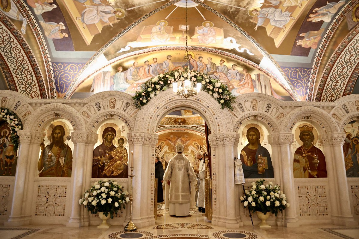 Особая служба пройдет в новогоднюю ночь в Челябинске Жители Челябинска смогут попросить благословение правящего архиерея на грядущий год В ночь на 1 января в кафедральном соборе Рождества Христова проведут Божественную литургию Ее возглавит митрополит Челябинский и Миасский Алексий Челябинцы желающие вместо традиционного празднования за столом встретить Новый год с пользой для души могут прийти на богослужение Служба начнется в полночь в нижнем храме освященном в честь святого равноапостольного князя Владимира После литургии состоится молебен на начало нового года уточнили в пресс службе Челябинской епархии Верующие поблагодарят Бога за милости дарованные в 2025 м и с молитвой встретят Новый год Они попросят Божией благодати и получат благословение правящего архиерея Тем временем у православных продолжается Рождественский пост Все кто его держит соблюдают ограничения и в новогоднюю ночь Подписаться на vecherchel   Голосовать за канал