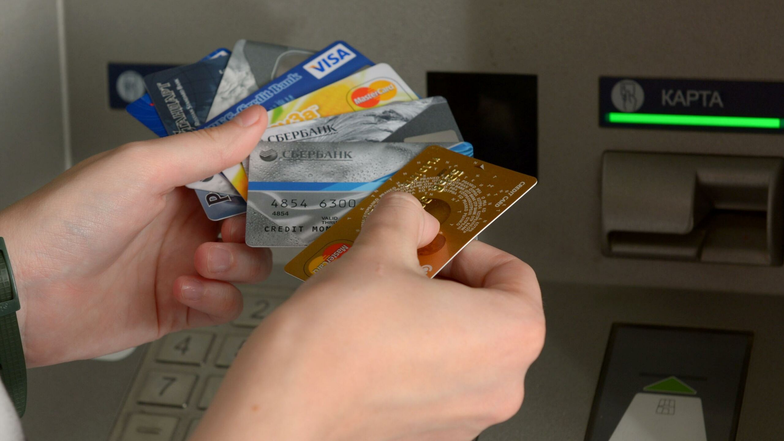 Вице спикер Госудмы Борис Чернышов ЛДПР предложил отменить комиссию на банковские переводы между близкими родственниками Обращение с данной инициативой к главе Центробанка Эльвире Набиуллиной есть в распоряжении РИА Новости В целях снижения финансовой нагрузки на граждан и укрепления института семьи обращаюсь с инициативой об отмене комиссии за банковские переводы между близкими родственниками В рамках реализации данной меры кредитные организации обязаны предоставлять право на бесплатные переводы между счетами лиц состоящих в близком родстве сказано в документе Отмечается что подтверждение родства может осуществляться на основании единовременно предоставленного в банк заявления с приложением соответствующих документов таких как свидетельство о рождении или браке с обеспечением полного соблюдения требований закона О персональных данных