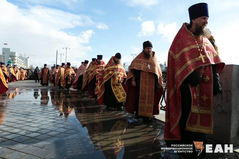 В Екатеринбурге снова массовое перекрытие дорог  В ближайшее воскресенье в городе пройдет православный крестный ход. В связи с этим будет закрыто движение транспорта по нескольким улицам.    С полудня до 14.00 будут закрыты для транспорта:   ул. Байдукова  от территории Клинической больницы РЖД-Медицина до улицы Волжской ;  ул. Волжской  от улицы Байдукова до улицы Решетской ;  ул. Решетской  от улицы Волжской до улицы Леваневского ; автодорога в поселок Шувакиш  от улицы Леваневского до улицы Зеленой ;   ул. Зеленой  от автодороги в поселок Шувакиш до проезда под ЕКАД .