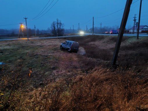 Два автомобиля за  день угнал несовершеннолетний в Шарлыкском районе  17-летний житель Шарлыка  угнал автомобиль Renault Kangoo от дома владельца. На чужой машине студент техникума собирался доехать до села Новомусино, но не справился с управлением и слетел в кювет. Бросив машину, юноша вернулся в Шарлык и угнал служебный автомобиль районной больницы. Вскоре правонарушителя задержали в лесополосе. Возбуждено уголовное дело.