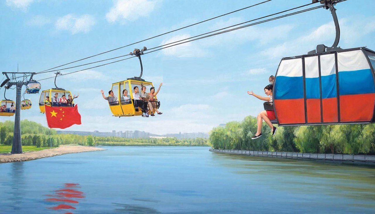 ℹ Первую канатную дорогу между Россией и Китаем запустят летом  Первая трансграничная канатная дорога между Благовещенском Амурская область и Хэйхэ КНР будет запущена в работу летом сообщил губернатор Василий Орлов выступая в Совете Федерации где проходят Дни Амурской области Она будет готова у нас в конце лета Значит там мы столкнулись со сложностями по импортозамещению оборудования с системой управления скажем так Но все нормально у нас будет я уверен мы летом ее запустим сказал Орлов  Трансграничная канатная дорога строится в рамках межправительственного соглашения между РФ и КНР заключенного в сентябре 2015 года Символический старт проекту был дан в июле 2019 года Осенью прошлого года сообщалось о запуске пассажирских перевозок после испытаний весной 2026 года  Реализацией проекта занимается Агентство развития проектных инициатив АРПИ входит в ГК Регион  Пропускная способность канатной дороги 6 8 тыс человек в сутки в каждом направлении или 2 5 млн человек в год в обоих направлениях Ожидается что к 2030 году поток иностранных туристов в Благовещенск вырастет в три раза до 918 тыс человек в год  В декабре прошлого года ВЭБ РФ предоставил первые средства на строительство канатной в рамках кредитного договора на 4 млрд рублей Всего на строительство будет предоставлено 17 млрд рублей из которых 4 млрд рублей льготное финансирование ВЭБ РФ по линии Telegram канал Безопасность туризма 24 7 с вами Подпишись Фото ИИ