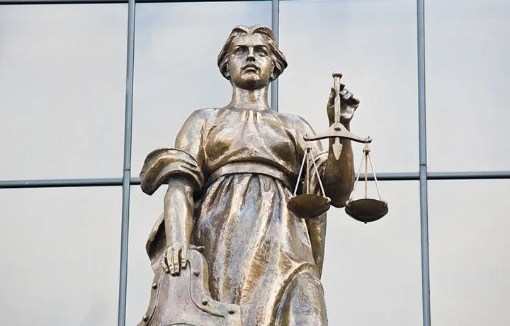 Верховный Суд опубликовал Определение 301 ЭС25 11551 по делу А17 706 2025 в котором он разъяснил что иск бывшей супруги по оспариванию продажи акций без ее согласия является семейным а не корпоративным спором Как отметил один из экспертов АГ Экономколлегия указала на критерий отграничения семейных споров от споров корпоративных которым является цель обращения истца в суд Другая согласилась с Верховным Судом что после раздела имущества споры связанные с осуществлением корпоративных прав в его отношении подлежат рассмотрению арбитражными судами с применением соответствующих норм права Подробнее читайте на сайте АГ
