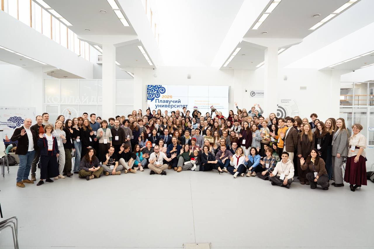 Стартовала Всероссийская зимняя научная школа Плавучего университета 2026 Мероприятие проходит одновременно на 18 разных площадках в 10 городах от Калининграда до Южно Сахалинска Зимняя школа первый этап программы Плавучий университет во время которого студенты смогут ознакомиться с актуальными направлениями морских и климатических исследований Далее Плавучий университет помогает начинающему специалисту найти своего научного руководителя а ученым выбрать подходящего студента для совместной работы Ежегодно на Зимнюю школу подают около 2 тыс заявок Для очных участников около 100 студентов и аспирантов появляется возможность попасть в экспедиции Исследования Мирового океана играют ключевую роль в понимании климатических изменений которые для нашей страны в первую очередь связаны с Арктикой Глубокое знание океанических процессов необходимо для устойчивого развития региона и научного сопровождения Северного морского пути Решение этих задач опирается на системные полевые исследования междисциплинарный подход и подготовку высококвалифицированных специалистов Формирование такого поколения исследователей задача которую программа Плавучий университет последовательно и успешно решает отметил замглавы Минобрнауки России Денис Секиринский Что ждет участников 3 дня интенсивной работы по 5 направлениям морская биология физика океана и атмосферы геология и геофизика анализ данных и междисциплинарные исследования Лекции семинары и практикумы от ведущих ученых Экскурсии в лаборатории музеи и профильные компании Плавучий университет не только стабильно вовлекает студентов в профессию но и поднимает интерес к высшему образованию в области естественных и технических наук Экосистему подготовки кадров для исследований океана и климата поддерживают более 50 профильных организаций партнеров Программа реализуется в рамках Десятилетия наук об океане ООН и инициативы Наука побеждать Десятилетия науки и технологий РФ МАХ ВК ДЗЕН