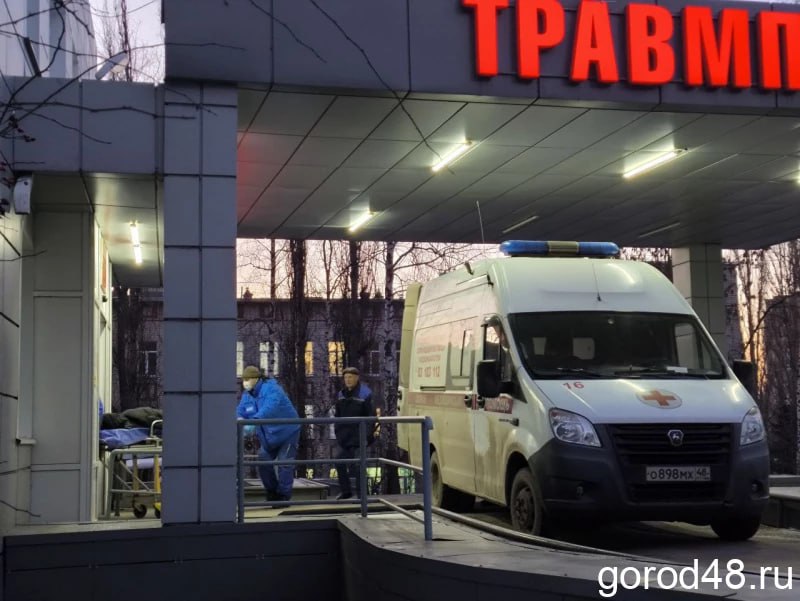 В травмпункты Липецка за сутки обратились 142 человека Вчера в Липецке и области резко похолодало от плюсовых значений утром к 15 градусному морозу вечером Весь растаявший снег крепко схватило льдом а потому во дворах и на улицах стало очень скользко Однако наплыва пострадавших от гололеда в травмпунктах Липецка нет Так через травмпункт дежурной по городу больницы 3 Свободный Сокол прошли 63 пациента с ушибами и травмами в больницу 4 Липецк Мед обратились 38 липчан в больницу скорой медицинской помощи 1 41 человек Врачи рассказали GOROD48 что это обычное количество обращений Наплыва пациентов с полученными на улицах при падениях травмами медики не наблюдают За прошедшие сутки по сведениям полиции на улицах никто не замерз насмерть