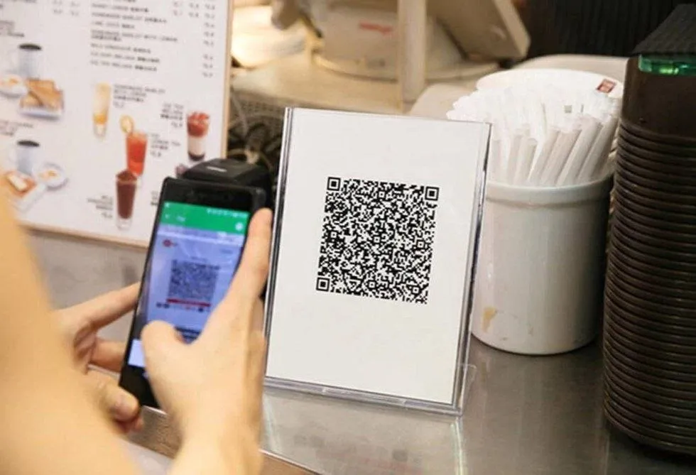 В Узбекистане утверждены правила платежей по QR коду Министерство юстиции Узбекистана зарегистрировало ведомственный нормативный акт регулирующий работу единой системы платежей с использованием QR кодов Документ получил регистрационный номер 3817 и датирован 15 апреля 2026 года Он принят в рамках исполнения указа Президента Республики Узбекистан от 10 декабря 2025 года Согласно ранее утверждённому указу в стране поэтапно внедряется единый QR код для приёма платежей всеми юридическими лицами работающими в сфере торговли и услуг Новый порядок устанавливает правила проведения таких операций и определяет обязанности участников системы Единый QR код позволяет пользователям проводить платежи через мобильные приложения любых банков и платёжных организаций обеспечивая универсальный доступ к безналичным расчётам В соответствии с документом QR коды разделяются на статические и динамические Предусмотрена интеграция всех платёжных систем через единую платформу а оператор системы обеспечивает автоматическую обработку данных о транзакциях и передачу информации участникам в режиме реального времени Кроме того в рамках системы создаётся служба поддержки пользователей а также обеспечивается возможность отслеживания статуса обращений Гражданам предоставляется доступ к подтверждению платежей через мобильные приложения получению уведомлений по операциям и просмотру истории транзакций Внедрение единой QR платёжной системы направлено на упрощение расчётов повышение прозрачности операций и развитие цифровой финансовой инфраструктуры в стране Telegram Facebook Instagram LinkedIn
