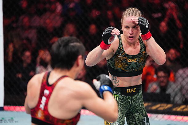 Валентина Шевченко уверенно побеждает Вейли Жанг и остается чемпионкой в женском наилегчайшем весе UFC Шевченко одерживает победу решением судей забрав все пять раундов Она не дала стать Жанг чемпионкой в двух весовых прервав серию побед китаянки из пяти поединков Это вторая подряд защита титула для Валентины Подпишись на Meta MMA Meta MMA в MAX