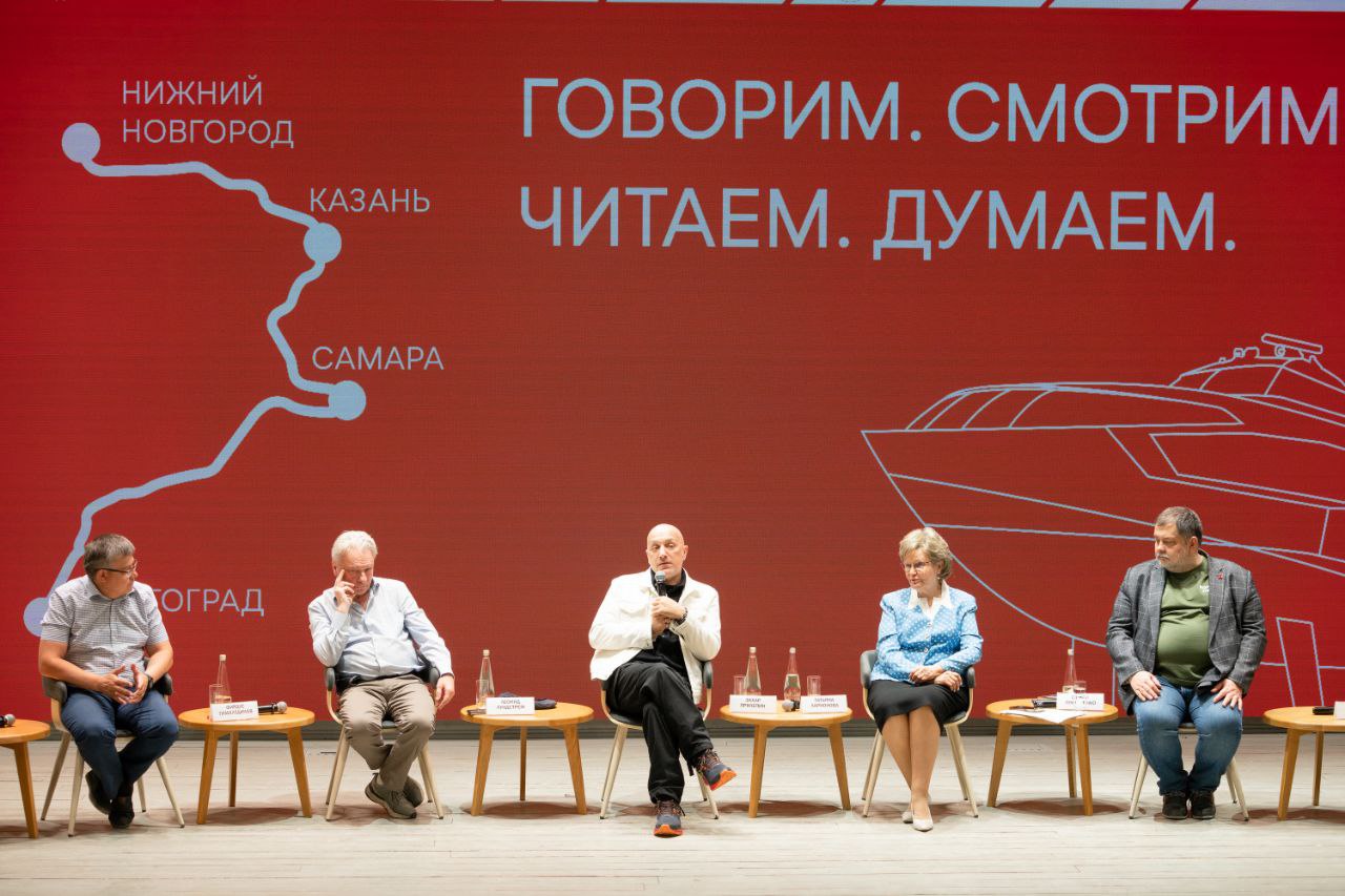 «Казань приняла «Культурный десант 45/25»: память, герои и культурный код России» В Национальной библиотеке Республики Татарстан состоялось пленарное заседание культурно-патриотического межрегионального проекта «Культурный десант 45/25». Мероприятие прошло под символичным названием: «Казанский фронт культуры. Как искусство помогало Победе и вдохновляло на будущее». «Культурный десант 45/25» — это проект, призванный на языке музыки, образов и слов вспомнить о былых и рассказать о текущих подвигах, сохранить память о Великой Победе и воспеть героев настоящего времени. Культура не только сохраняет память и духовные ценности прошлого, но и формирует смыслы завтрашнего дня. Пленарное заседание объединило представителей органов государственной власти, ведущих деятелей культуры, общественных деятелей и героев России. Запись трансляции пленарного заседания.