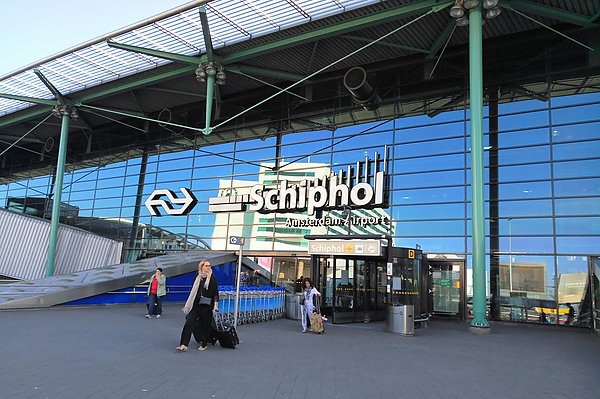 В аэропорту Схипхол из за шторма отменили более 150 рейсов Более 150 авиарейсов были отменены 4 октября в амстердамском аэропорту Схипхол из за сильного ветра вызванного штормом Эми который приблизился к Нидерландам с территории Великобритании и Ирландии Об этом сообщает ТАСС со ссылкой на портал NU nl Как отмечается из за непогоды только авиакомпания KLM решила отменить около 80 прибывающих и 70 вылетающих рейсов По данным Королевского метеорологического института по всей территории страны был объявлен желтый уровень погодной опасности из за порывов ветра скоростью до 90 км ч а на побережье до 100 км ч Из за непогоды в Нидерландах отменен также ряд спортивных мероприятий включая веломарафон в Нунспете и мотокросс в провинции Утрехт В Гааге в течение всего дня шел ливень с сильными порывами ветра на некоторых улицах повалены деревья и мусорные баки Метеорологи предостерегали жителей города от выхода на улицу без острой необходимости aviaru net n288456