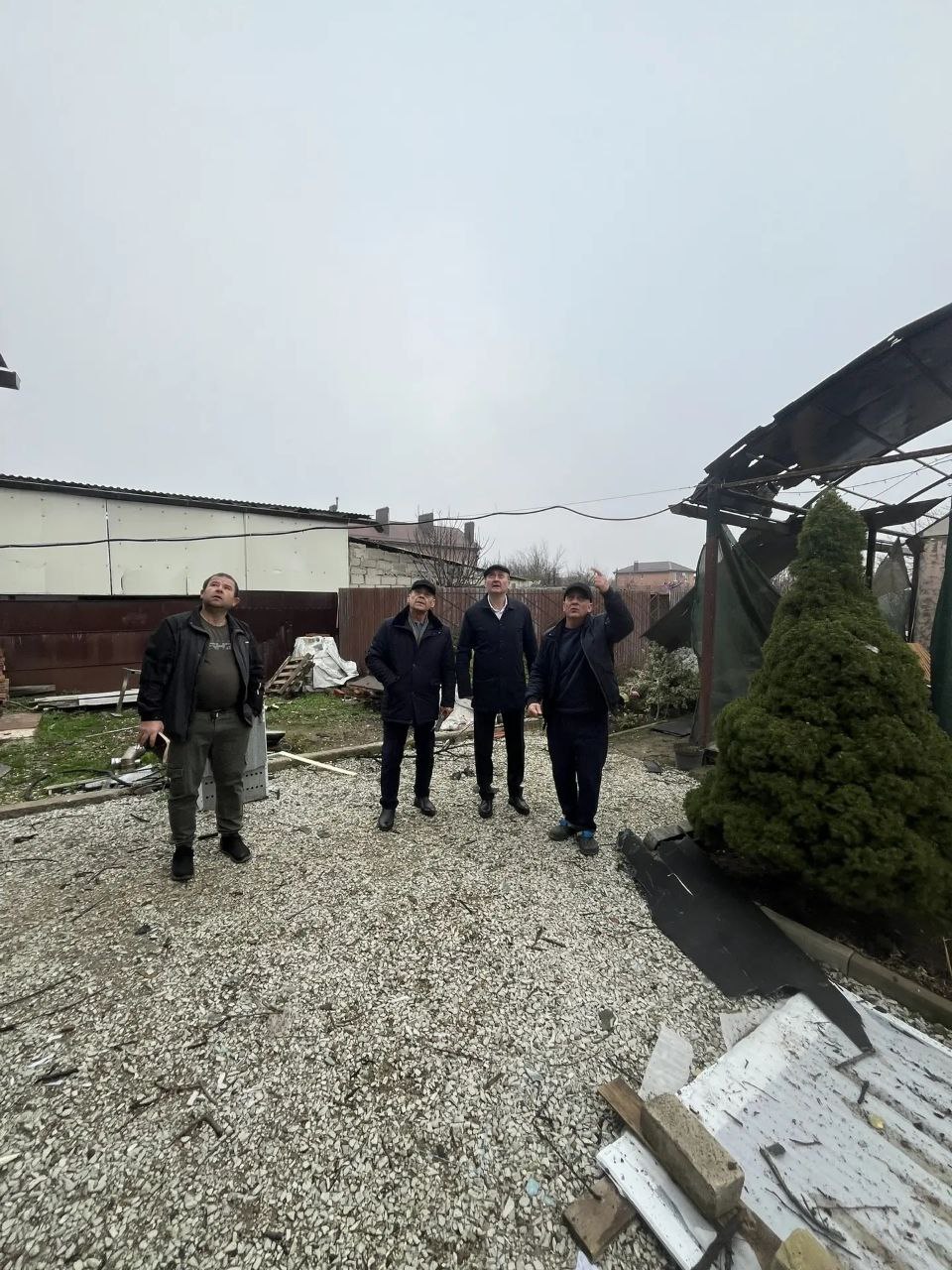 С главой города Александром Берсеневым побывали сегодня у жителей чье имущество пострадало от падения обломков БПЛА По каждому адресу специалисты проводят обследование фиксируют объем причиненного ущерба Всем пострадавшим будет оказана помощь Напоминаю уважаемые жители если ваше домовладение пострадало по всем вопросам нужно обращаться на горячую линию администрации района тел 8 862 46 4 11 12 круглосуточно а также по телефону ЕДДС 112