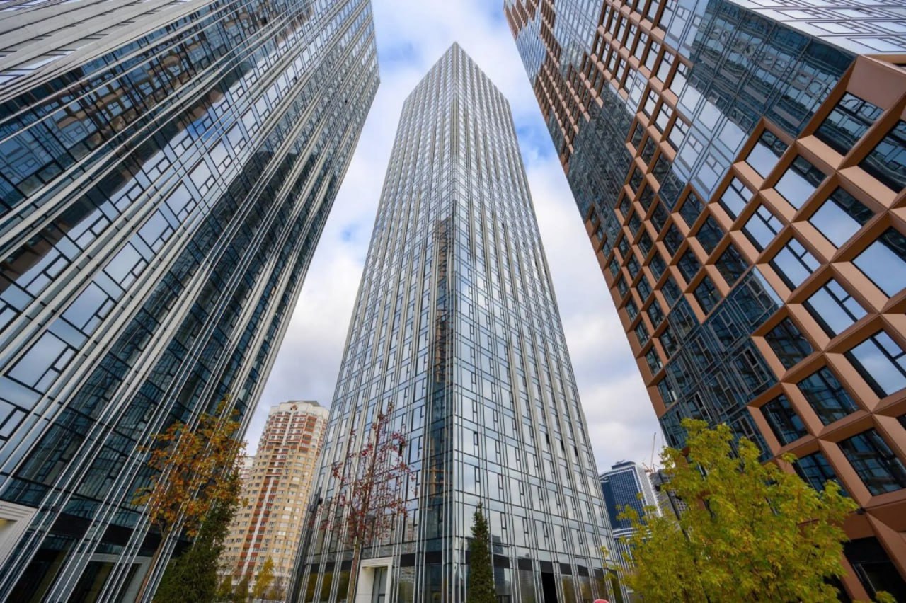 Началась передача квартир в трех корпусах ЖК на Озерной улице   Глава Мосгосстройнадзора Антон Слободчиков рассказал что в октябре Комитет выдал разрешение на ввод в эксплуатацию трех домов с единым стилобатом Для передачи готовы 1 002 квартиры а также 170 нежилых помещений и 277 машино мест реализованных по договорам участия в долевом строительстве В рамках благоустройства территории комплекса для жильцов создадут удобную внутреннюю среду Ее ключевыми элементами станут видовой мост протяженностью 155 метров и вертикальная досуговая площадка вдоль стилобата которая составит 128 метров ул Озерная д 1 к 1 ЗАО Больше информации о долевом строительстве в столице можно узнать в проекте dolevoe mos ru Он создан для помощи дольщикам и упрощения их взаимодействия с застройщиками и органами власти