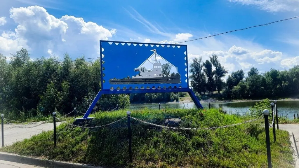 В этом году в барнаульском микрорайоне Затон отремонтируют понтонный мост через Шубинский залив В период паводков именно он становится главной переправой По информации с сайта госзакупок власти города готовы потратить 1 2 млн рублей Работы будут проводить на отрезке от улицы Водников 20 до улицы Капитанской Подрядчику предстоит отремонтировать тросс металлические ограждения а также усилить сварные швы натянуть и отрегулировать троссы Победителя аукциона объявят в конце апреля Завершить ремонт планируют до 15 сентября