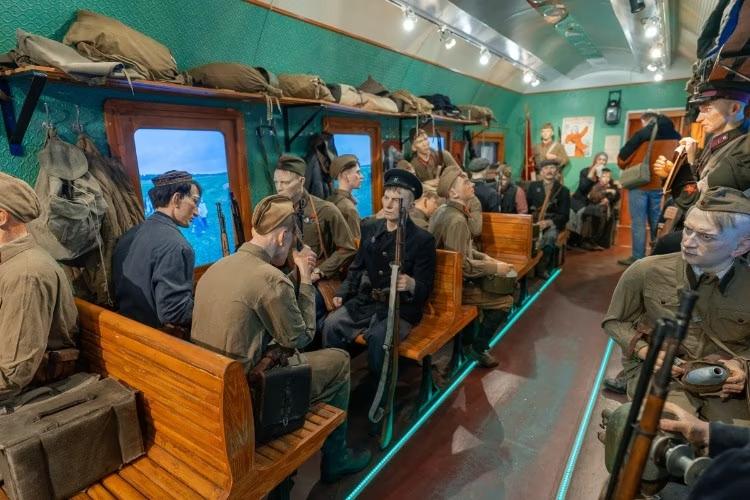 Интерактивная площадка «Военный городок» откроется в Краснодаре 7 мая Посетители смогут погрузиться в атмосферу 1943 года, оказавшись в полевом лагере на передовой. Они примерят на себя роль новобранцев, станут свидетелями подготовки к боевым операциям, научатся передавать сообщения с помощью азбуки Морзе и освоят азы стрельбы на импровизированном стрельбище. В ходе такого «исторического погружения» все желающие помогут медсестре перевязать раненых солдат. Завершится программа исполнением военных песен и обедом из полевой кухни. Проект приурочен к празднованию Дня Победы и будет работать с 7 по 9 мая с 10:00 до 18:00 часов, сообщает пресс-служба мэрии Краснодара. Отправить новость Подписаться