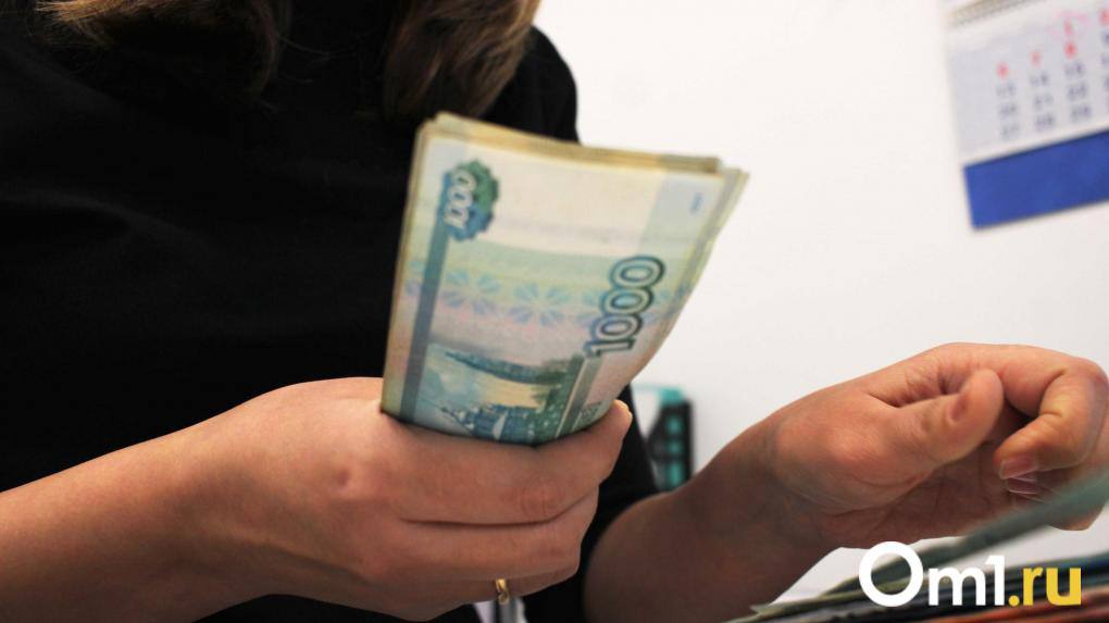 За три года предлагаемая зарплата выросла в Омской области на 38 В среднем она составляет 72 тысячи рублей Такие данные приводят аналитики сервиса hh ru Как показало сравнение вакансий открытых в регионе в 2025 и 2023 году для ряда профессий предложения выросли значительно выше рынка Рост суммы выше чем на 38 произошёл в 56 ти профессиях Самый значимый прирост зарплатной медианы произошёл для промоутеров Она увеличилась до 75 000 рублей то есть на 150 в 2025 году относительно 2023 го На втором и третьем месте в списке профессий с высоким ростом зарплатных предложений оказались маляры и штукатуры 126 до 169 900 рублей а также контролёры ОТК 93 до 135 300 рублей Эксперты также отмечают что уровень предлагаемой зарплаты зависит в том числе от развитости профессиональных компетенций и навыков В рамках одной специальности они могут позволить зарабатывать гораздо больше Om1 Омск в MAX