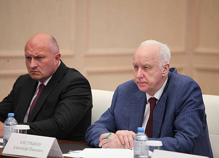 Водолазная медицина требует нормативного правового регулирования Глава МЧС России Александр Куренков принял участие в работе Морской коллегии РФ. Заседание прошло под руководством ее председателя, помощника Президента РФ Николая Патрушева. В своем докладе Александр Куренков отметил: «Во взаимодействии с ФМБА России МЧС России участвует в работе по организации медицинского обеспечения в Арктической зоне Российской Федерации в рамках развития Северного морского пути». Спасательные подразделения, а также авиация МЧС России с необходимым медицинским оборудованием регулярно привлекаются к медико-санитарным мероприятиям, в том числе в российской Арктике, совместно с Федеральным медико-биологическим агентством ФМБА . «Медицинские службы работают на базе Арктических комплексных аварийно-спасательных центров МЧС России. Подразделения ФМБА России уже функционируют в новом здании АКАСЦ в городе Певеке. Кроме того, при создании перспективных АКАСЦ в поселках Диксон и Тикси потребности ФМБА России будут учитываться уже на этапе проектирования», - отметил Александр Куренков. Глава ведомства представил предложения по развитию медико-санитарного обеспечения морской деятельности. Александр Куренков отметил особенности нормативного правового регулирования в сфере водолазной медицины. В частности, нет утвержденного Порядка оказания медицинской помощи по профилю «водолазная медицина». Требуют актуализации правила охраны труда на водолазных работах в части медобеспечения специалистов. Фотография Морской коллегии РФ