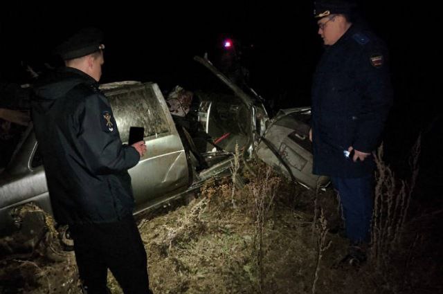 Три человека погибли после наезда на лошадь в Башкирии Ночью 4 октября на 3 км автодороги Елбулак Матвеевка Бижбуляк в Бижбулякском районе произошла авария Автомобиль Лада Приора за рулем которого находился 24 летний водитель сбил лошадь Как сообщили в прокуратуре Башкирии молодой мужчина не справился с управлением вылетел в кювет и опрокинулся машину В ДТП погибли три человека в том числе 17 летние парень и девушка На место происшествия для координации действий правоохранительных органов выезжал исполняющий обязанности прокурора Бижбулякского района Марат Гареев Прокуратура установит причины и обстоятельства произошедшего даст оценку соблюдению законодательства о несовершеннолетних и безопасности дорожного движения прокомментировали в ведомстве aifrb
