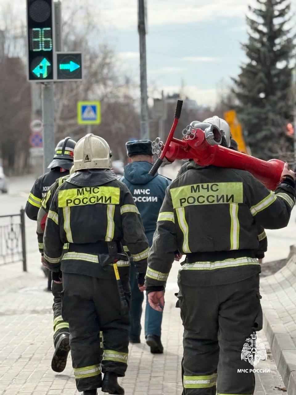 Белгородские огнеборцы потушили условный пожар на хлебокомбинате    Сотрудники Белгородского пожарно-спасательного гарнизона отрабатывали навыки работы при тушении пожара на объекте пищевой промышленности.    По легенде учений, пожар возник в производственном корпусе хлебокомбината на первом этаже. Работник предприятия сообщил о возникшем «пожаре» в экстренные службы. Все сотрудники организованно, без паники вышли на улицу через основной и запасный выходы. Из-за быстрого распространения огня и дыма на четвёртом этаже оказались отрезаны от путей эвакуации пять человек из числа персонала. К месту условного пожара прибыли дежурные караулы пожарно-спасательных частей №1, №2, №4 и специализированной пожарно-спасательной части, а также службы жизнеобеспечения города.     Был развёрнут штаб пожаротушения. Прибывшие огнеборцы оперативно провели боевое развертывание, подключились к сети водоснабжения, используя пожарный гидрант, проложили рукавные магистральные и рабочие линии, приступили к тушению условного пожара.     В кратчайшие сроки условный пожар был локализован, затем ликвидирован, работники хлебокомбината вернулись к исполнению своих ежедневных обязанностей по выпуску хлебобулочных и кондитерских изделий.    ‍  Всего в пожарно-тактическом учении были задействованы порядка 30 человек личного состава Белгородского пожарно-спасательного гарнизона, 7 единиц техники.