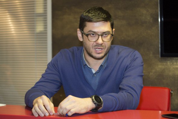 Скрылся от суда сооснователь новосибирского строительного холдинга ПТК 30 Антон Коновалов ранее его обвинили в обмане сотен дольщиков на 730 миллионов В суде находятся два уголовных дела в отношении Антона Коновалова и его отца Владимира Коновалова В прокуратуре подтвердили что Антон Коновалов не явился на очередное заседание в связи с чем производство по уголовным делам приостановлено Основателей холдинга обвиняют в мошенничестве при строительстве жилых домов в результате которого пострадали около 400 дольщиков А так можно было