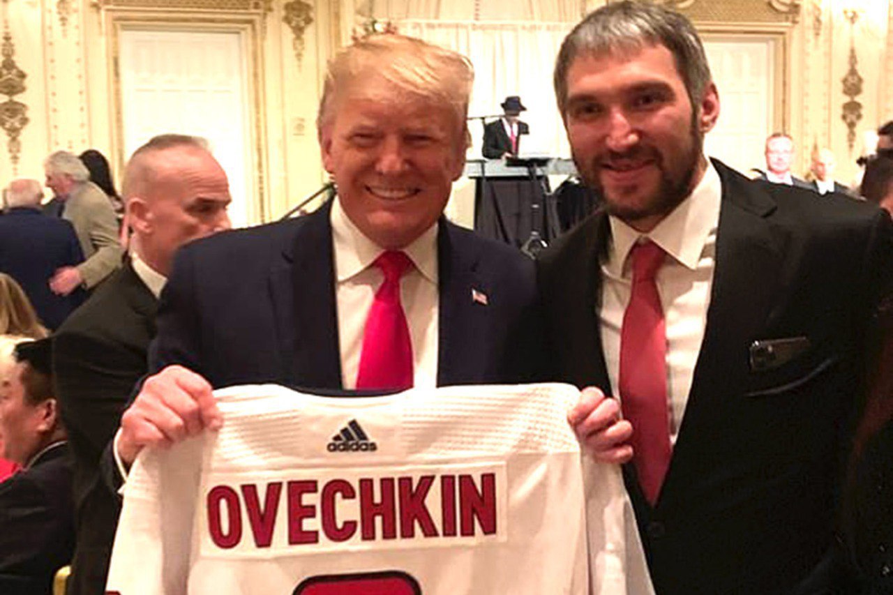 Трамп похвалил Овечкина, назвав его «крепким орешком» и «отличным парнем». Об этом президент США сказал на встрече с премьером Канады Марком Карни.