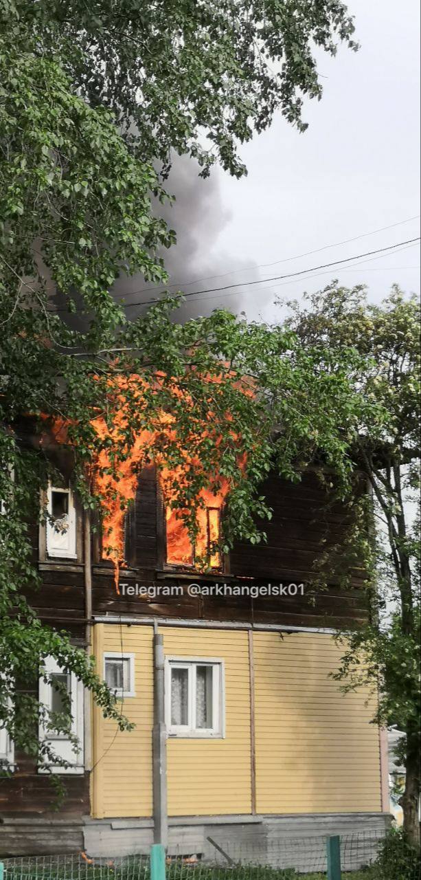 В Архангельске тушат деревянный дом на Левом берегу. Пожар случился по адресу: ул. 100-й Дивизии, 4. По данным очевидцев, в жилом здании взорвался баллон с газом. Фото: Архангельск № 1 / Telegram.