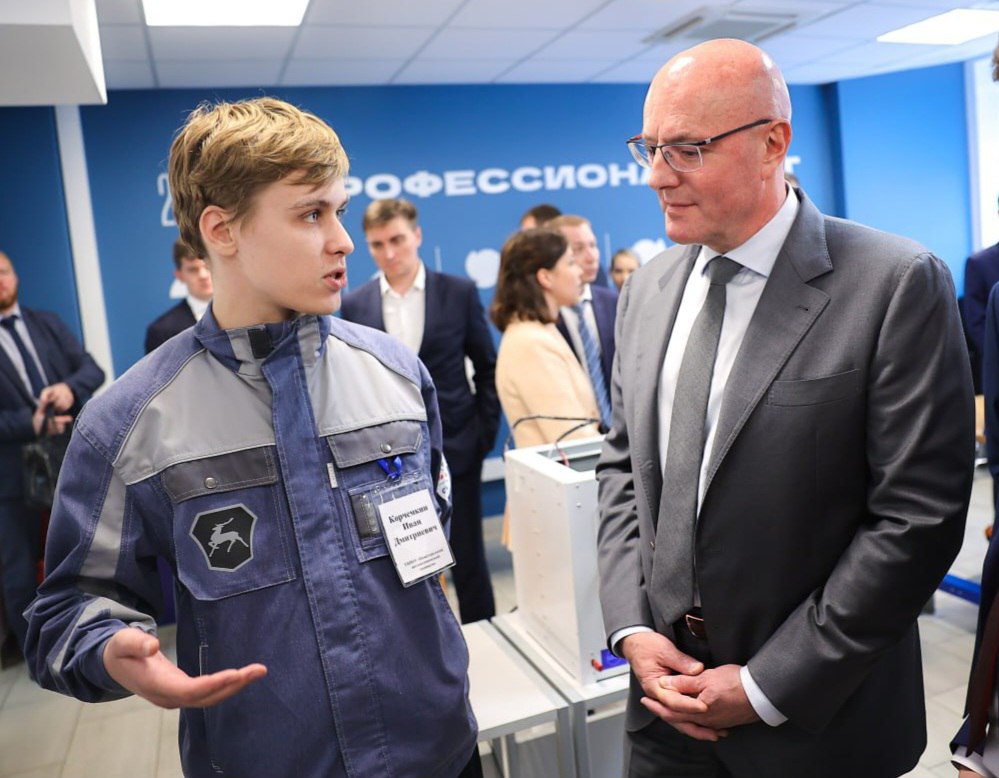Дмитрий Чернышенко оценил работу образовательных и научных учреждений Нижнего Новгорода В ходе рабочей поездки в Нижний Новгород вице-премьер Дмитрий Чернышенко, министр просвещения Сергей Кравцов и губернатор Нижегородской области Глеб Никитин оценили организацию ЕГЭ в школе №111 Нижнего Новгорода и посетили ряд образовательных организаций. Вице-премьер сообщил, что сегодня в России проходит ЕГЭ по русскому языку – это самый массовый экзамен, на сдачу которого в основной день зарегистрировано более 640 тыс. человек. В школе продемонстрировали работу штаба пункта проведения экзамена – специального помещения с телефонной связью, интернетом, компьютерами с защитным ПО, сканерами и принтерами. Также участники визита проверили трансляцию с других пунктов проведения из разных регионов. Сергей Кравцов отметил, что в этом году более 1,6 млн школьников сдают основной государственный экзамен и более 700 тыс. – единый государственный экзамен. В целом экзамен проходит в штатном режиме. Также сохраняется возможность пересдать один предмет 3 или 4 июля. Как сообщил Глеб Никитин, в этом году в регионе организована работа 91 пункта проведения ЕГЭ, которые действуют на базе образовательных организаций. В Нижегородском автомеханическом техникуме Дмитрий Чернышенко пообщался со студентами и преподавателями. В частности, амбассадоры «Профессионалитета» ответили на вопросы вице-премьера и описали, как они помогают школьникам в профориентации. А студентка Виолетта Чернуцкая объяснила, для чего девушкам учиться работе на токарном станке. Техникум является опорным учебным заведением Горьковского автозавода и ведет подготовку по 13 специальностям, востребованным в машиностроении. В Нижегородском государственном университете имени Н.И.Лобачевского вице-премьер, министр и губернатор оценили технологии, созданные на радиофизическом и химическом факультетах. Кроме того, они оценили ход создания межвузовского кампуса мирового уровня «Неймарк». «В Нижнем Новгороде создается межвузовский кампус мирового уровня, благодаря которому будут разрабатываться новые технологии. Они будут направлены на достижение национальной цели, поставленной Президентом Владимиром Путиным, – технологическое лидерство, а также пригодятся колледжам федпроекта "Профессионалитет"», – сообщил Дмитрий Чернышенко. #образование #регионы