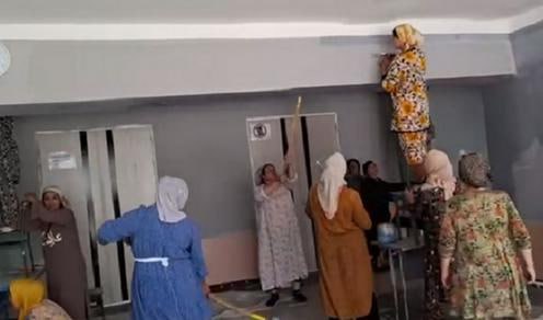 В Андижанской области Узбекистана уволили директора школы после появления в интернете видео, на котором учителя занимаются ремонтом и уборкой в классах. Как сообщили в региональном управлении образования, ролик был снят 2 августа и зафиксировал проведение субботника, организованного в учебном заведении. Хотя педагоги утверждали, что участвовали в ремонте добровольно, проверка выявила факт их принудительного привлечения к работам, не входящим в должностные обязанности. В результате директор была уволена, а также оштрафована на 41,2 млн сумов более $3200 . Подробности на нашем сайте