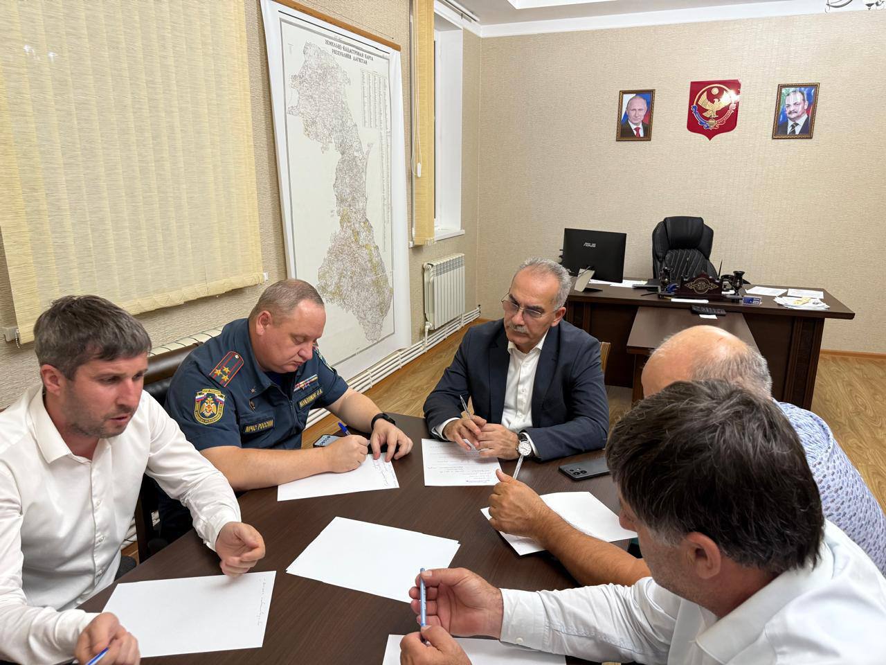 Ландшафтный пожар в Тарумовском районе ликвидирован Под руководством вице-премьера Наримана Абдулмуталибова в Тарумовском и Ногайском районе прошли два выездных заседания оперативного штаба по тушению ландшафтного пожара. Напомним, накануне по поручению Председателя Правительства РД Абдулмуслима Абдулмуслимова создан оперативный штаб в связи с ландшафтным пожаром в Тарумовском районе республики. Вблизи населенного пункта Кочубей произошло возгорание сухой травы на площади примерно 20 гектаров. Для тушения пожара в Тарумовском районе была привлечена спецтехника и местное население. От системы РСЧС всего участвовали 216 человек и 10 единиц техники. В режим готовности были приведены все опорные пункты, резервная техника пожарных частей введена в боевой расчет. В настоящее время продолжаются работы по ликвидации пожара в Ногайском районе. В посёлке Восточный Сухокумск, горит сухая трава га площади 26 га. Привлечена спецтехника. Угрозы населенным пунктам и объектам экономики нет.